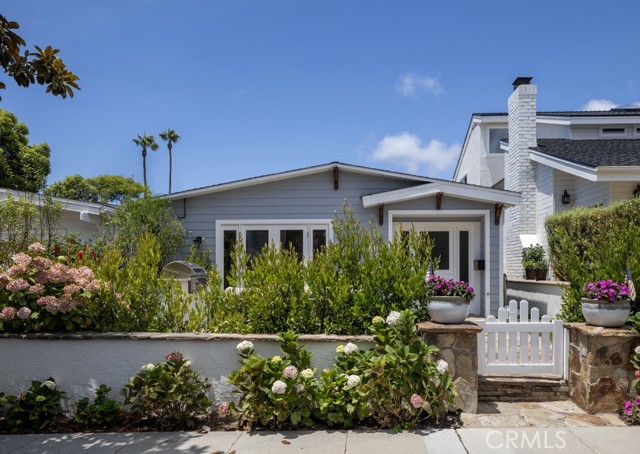 705 Marigold Avenue, Corona del Mar CA: https://media.crmls.org/medias/06053256-bb0b-4bdf-ba9f-c3c7e3cac3bf.jpg