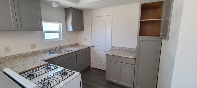 Detail Gallery Image 8 of 17 For 421 Royal Cir, Corona,  CA 92879 - 4 Beds | 2 Baths