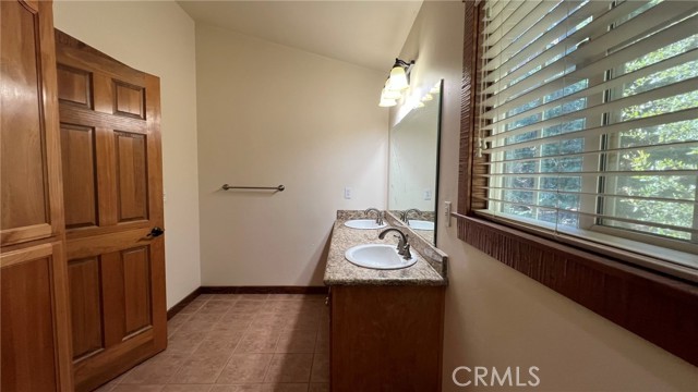 24861 Finhaut Drive, Crestline CA: https://media.crmls.org/medias/060c49b8-d6c2-465d-a3d5-a69d9e99db20.jpg