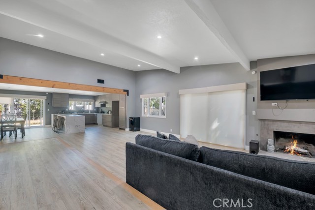 Detail Gallery Image 3 of 35 For 10122 Jovita Ave, Chatsworth,  CA 91311 - 5 Beds | 3 Baths