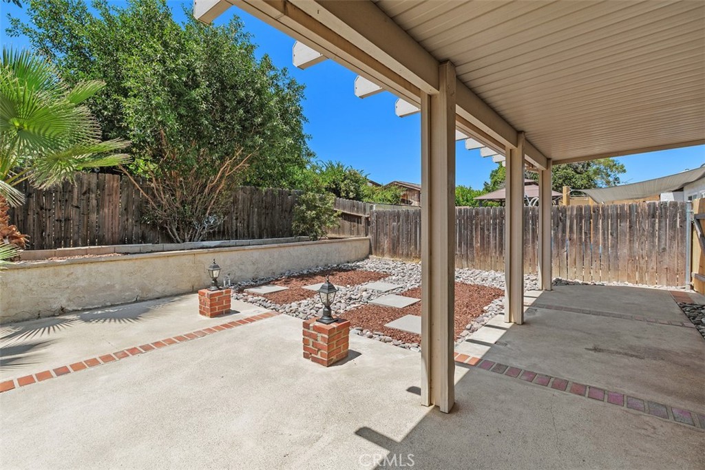 https://media.crmls.org/medias/060e11f6-77e4-4ab7-ac96-f34d138ea15a.jpg?preset=X-Large