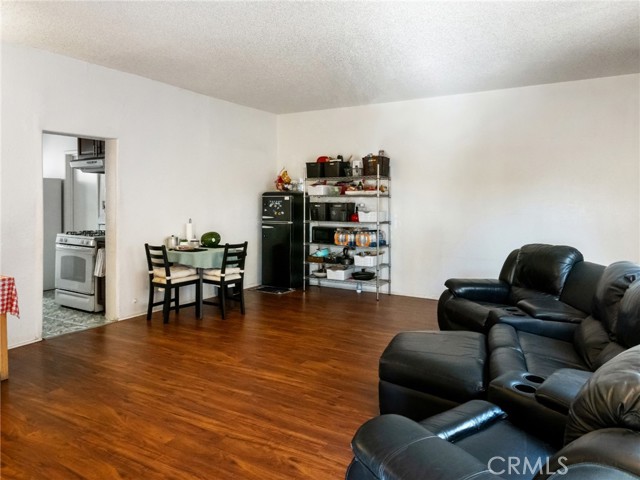 7714 S Broadway, Los Angeles CA: https://media.crmls.org/medias/061183c8-39d9-4953-9b2d-bfdb81fe4a8a.jpg