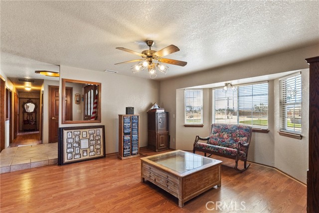 Detail Gallery Image 10 of 47 For 8727 W Avenue E12, Lancaster,  CA 93536 - 3 Beds | 3 Baths