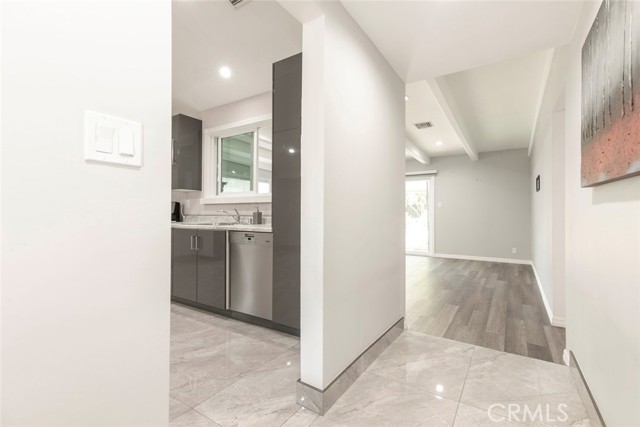 10019 Norwich Avenue, Mission Hills (San Fernando) CA: https://media.crmls.org/medias/06195ee5-c655-438c-b9c2-4d875e5a6aa7.jpg