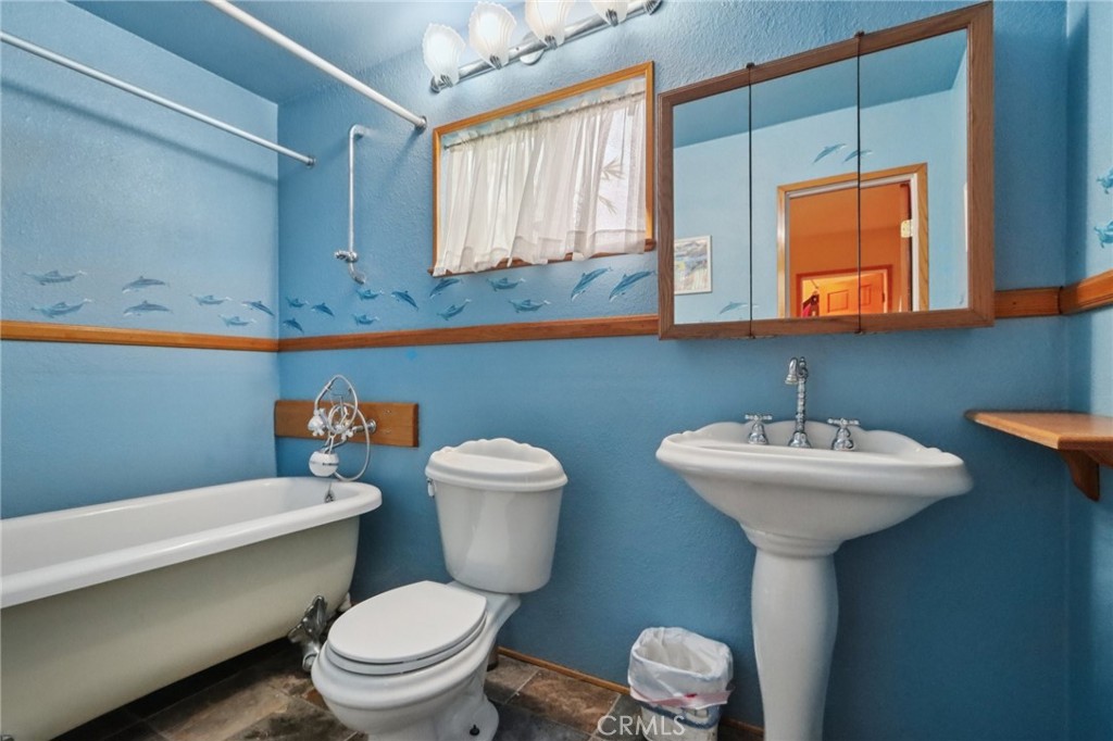 https://media.crmls.org/medias/061a8d96-eade-47ee-9e5e-f564f82de244.jpg?preset=X-Large
