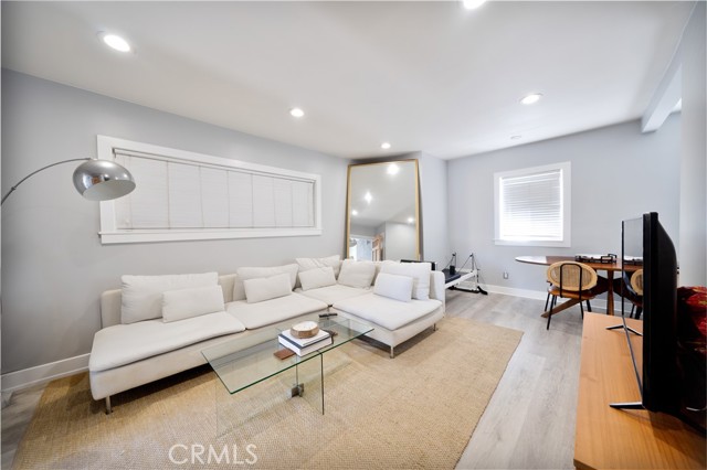 828 Indiana Avenue, Venice CA: https://media.crmls.org/medias/061b1909-bee5-4899-8d9c-e4cb4ac380c8.jpg