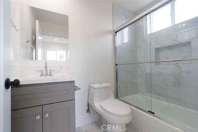 Detail Gallery Image 31 of 39 For 443 1/2 N Harvard Bld, Los Angeles,  CA 90004 - 4 Beds | 4 Baths