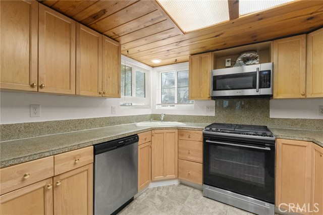 2368 Pine Drive, Running Springs CA: https://media.crmls.org/medias/062710b3-2332-44e8-99f4-f79de94f24ee.jpg