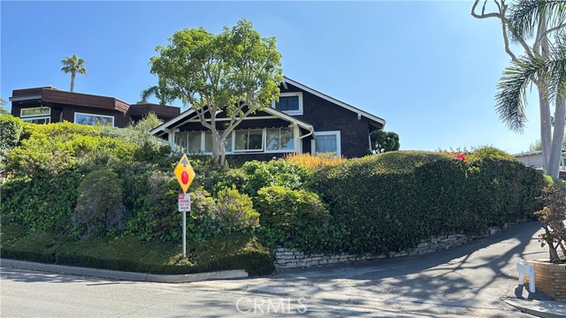 625 High Dr, Laguna Beach CA: https://media.crmls.org/medias/0627e169-b800-4c73-b015-a0d7e34ae03b.jpg