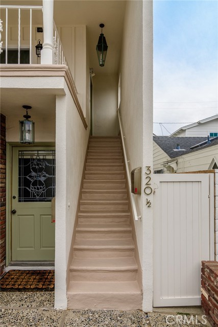 320 1/2 Coral Avenue, Newport Beach CA: https://media.crmls.org/medias/06283cdc-1082-4845-8f88-9315f8bc8c88.jpg