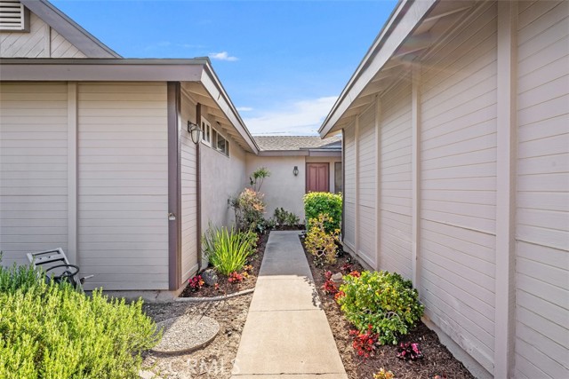 Detail Gallery Image 4 of 28 For 15921 Dundalk Ln, Huntington Beach,  CA 92647 - 4 Beds | 2 Baths