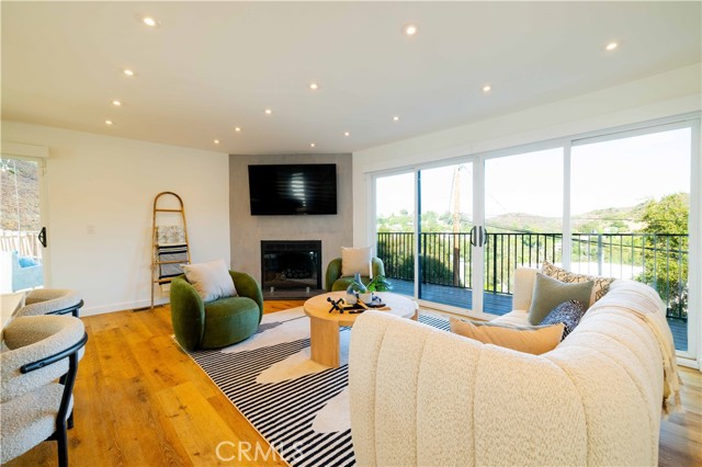 Detail Gallery Image 10 of 50 For 4300 Camello Rd, Woodland Hills,  CA 91364 - 4 Beds | 2/1 Baths