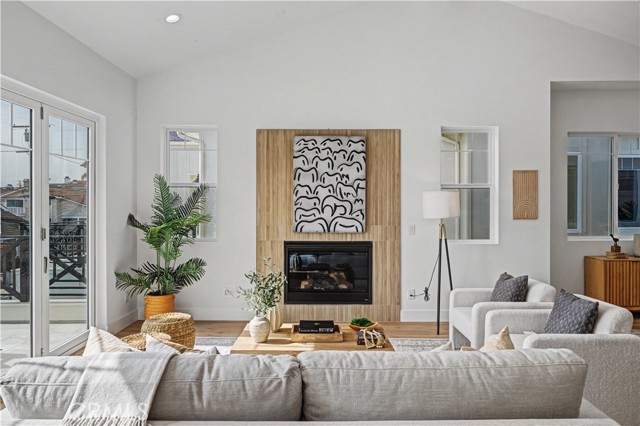 Detail Gallery Image 5 of 33 For 2205 Marshalfield a,  Redondo Beach,  CA 90278 - 4 Beds | 3/1 Baths