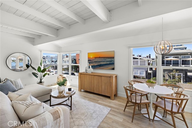 Detail Gallery Image 2 of 26 For 207 E Edgewater Ave #REAR,  Newport Beach,  CA 92661 - 2 Beds | 2 Baths