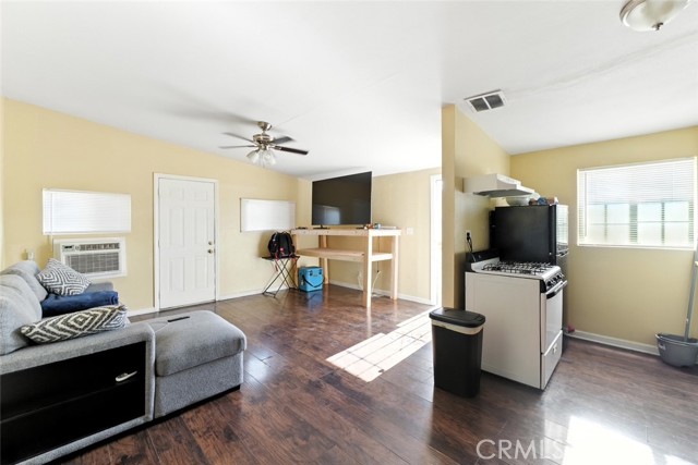 8876 Cypress Avenue, Riverside CA: https://media.crmls.org/medias/062e98a9-91b4-44c3-ab9d-3f3b79819393.jpg