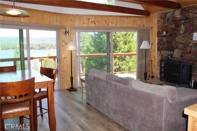 Detail Gallery Image 18 of 44 For 38532 N Shore Dr, Fawnskin,  CA 92333 - 3 Beds | 2/1 Baths