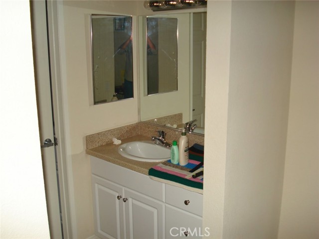 21450 Burbank Boulevard, Woodland Hills CA: https://media.crmls.org/medias/06341569-29bd-4055-b214-f1785e3fa1e2.jpg