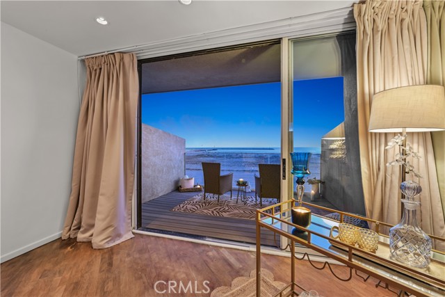 6 Voyage Street, Marina del Rey CA: https://media.crmls.org/medias/0635030a-db40-4cd7-bd26-119740e364bf.jpg
