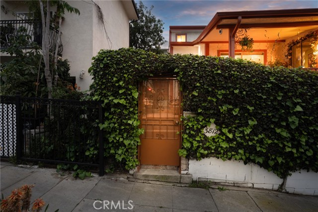 Detail Gallery Image 3 of 49 For 3812 Middlebury, Los Angeles,  CA 90004 - 3 Beds | 2/1 Baths