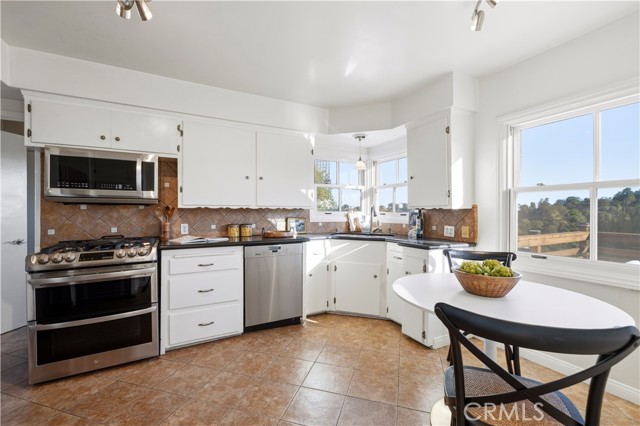 Detail Gallery Image 15 of 74 For 8615 Skyline Dr, Los Angeles,  CA 90046 - 3 Beds | 3 Baths