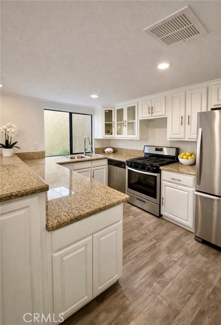 Detail Gallery Image 10 of 25 For 15230 Roxford St #38,  Sylmar,  CA 91342 - 2 Beds | 3 Baths