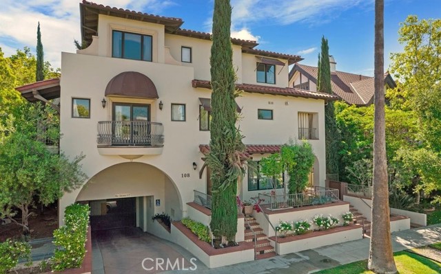 Detail Gallery Image 1 of 31 For 108 S El Molino Ave #302,  Pasadena,  CA 91101 - 3 Beds | 2/1 Baths