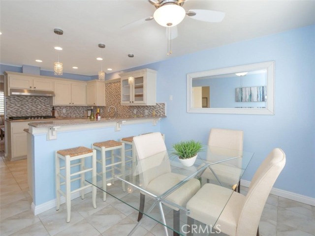 Breakfast Counter & Casual Dining Area