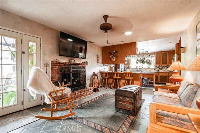 5535 Charlotte Lane, Jurupa Valley CA: https://media.crmls.org/medias/06427554-fecb-4d78-9c34-950adebd20b4.jpg