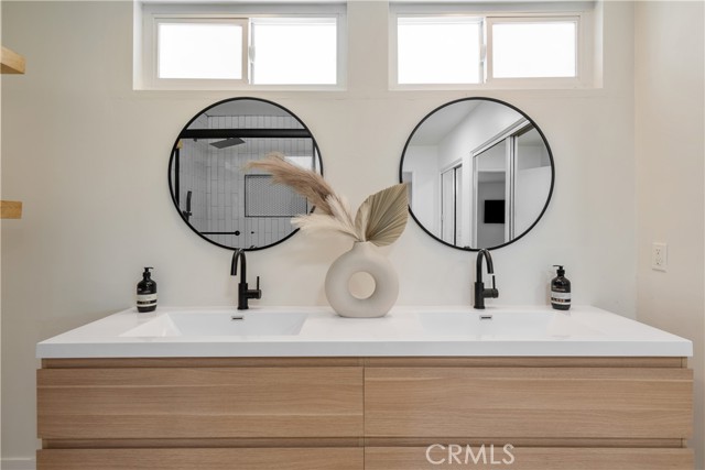 Detail Gallery Image 9 of 10 For 23413 Oxnard St, Woodland Hills,  CA 91367 - 4 Beds | 3 Baths