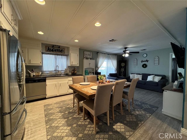 Detail Gallery Image 12 of 34 For 201 W Collins Ave #40,  Orange,  CA 92867 - 2 Beds | 2 Baths