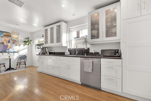 Detail Gallery Image 14 of 52 For 5727 Colbath, Valley Glen,  CA 91401 - 3 Beds | 3 Baths