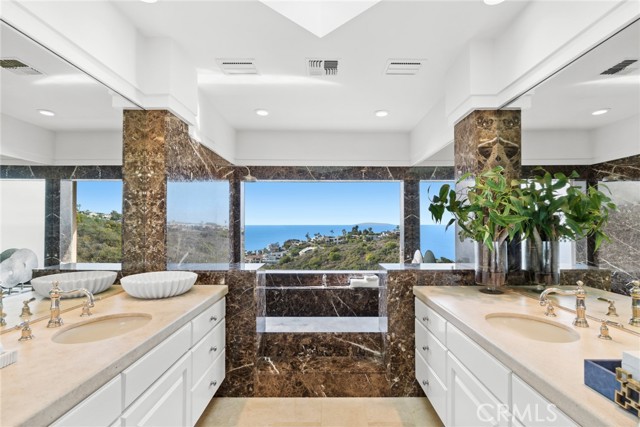755 Pelican Drive, Laguna Beach CA: https://media.crmls.org/medias/06470a23-5212-492a-8cd0-bea6de974dec.jpg