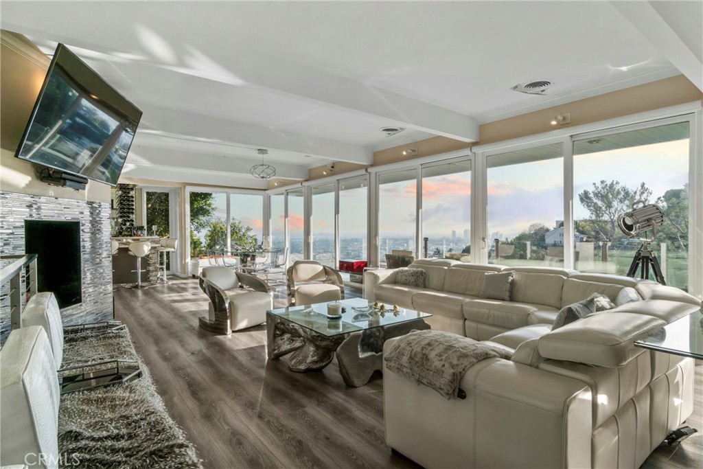 1737 Sunset Plaza Drive