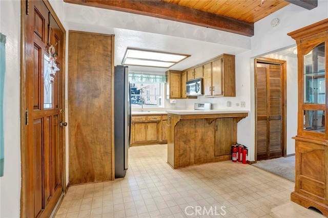 Detail Gallery Image 4 of 24 For 33079 Ridge Rd, Arrowbear,  CA 92382 - 2 Beds | 1/1 Baths