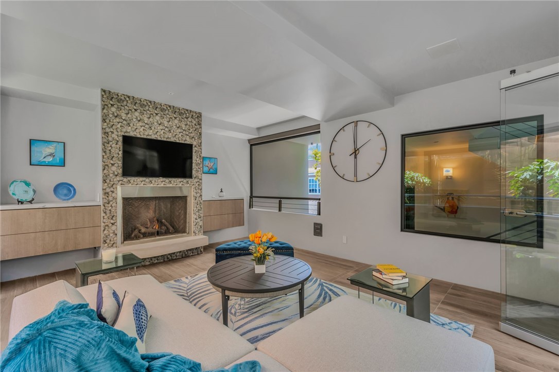 Detail Gallery Image 14 of 41 For 2314 Pacific Dr, Corona Del Mar,  CA 92625 - 2 Beds | 2/1 Baths
