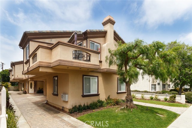 Detail Gallery Image 1 of 34 For 2113 Mathews Ave #B,  Redondo Beach,  CA 90278 - 3 Beds | 2/1 Baths
