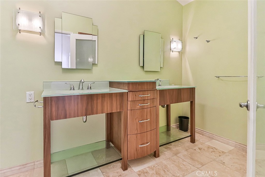 https://media.crmls.org/medias/06541e2f-4efc-4594-a8d5-bbdb6d87a1bd.jpg?preset=X-Large