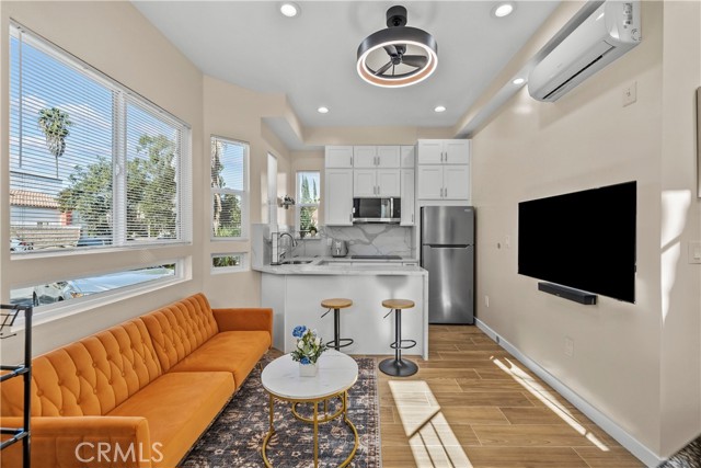 Detail Gallery Image 14 of 33 For 6920 1/2 Loma Verde, Canoga Park,  CA 91303 - 3 Beds | 3 Baths