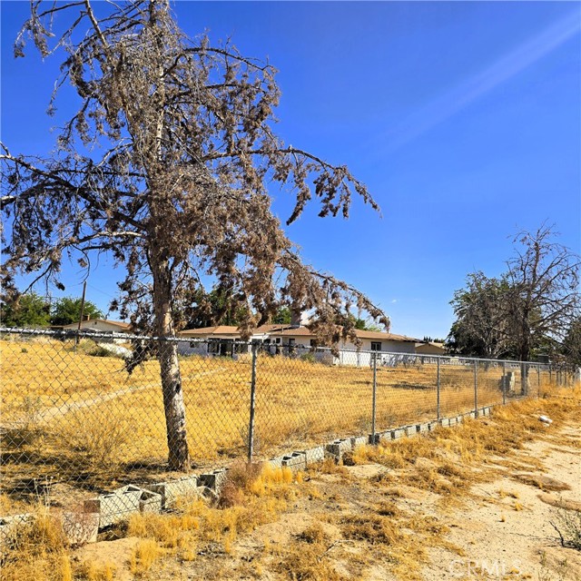 Detail Gallery Image 11 of 12 For 15433 Idaho Ln, Apple Valley,  CA 92307 - 4 Beds | 3 Baths