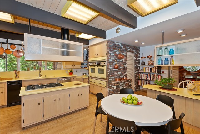 27280 Peninsula Drive, Lake Arrowhead CA: https://media.crmls.org/medias/0659c4f9-37f8-4465-9ab0-e641ed05cbea.jpg