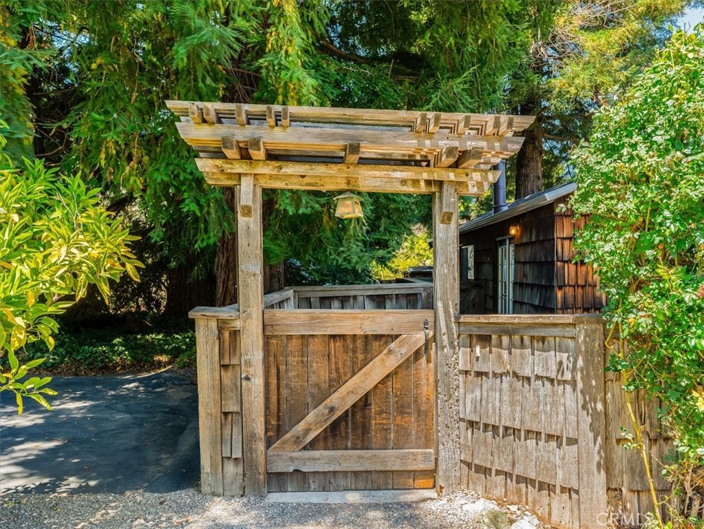 https://media.crmls.org/medias/065b6462-13e9-48aa-a977-2a3f783d5f30.jpg?preset=X-Large
