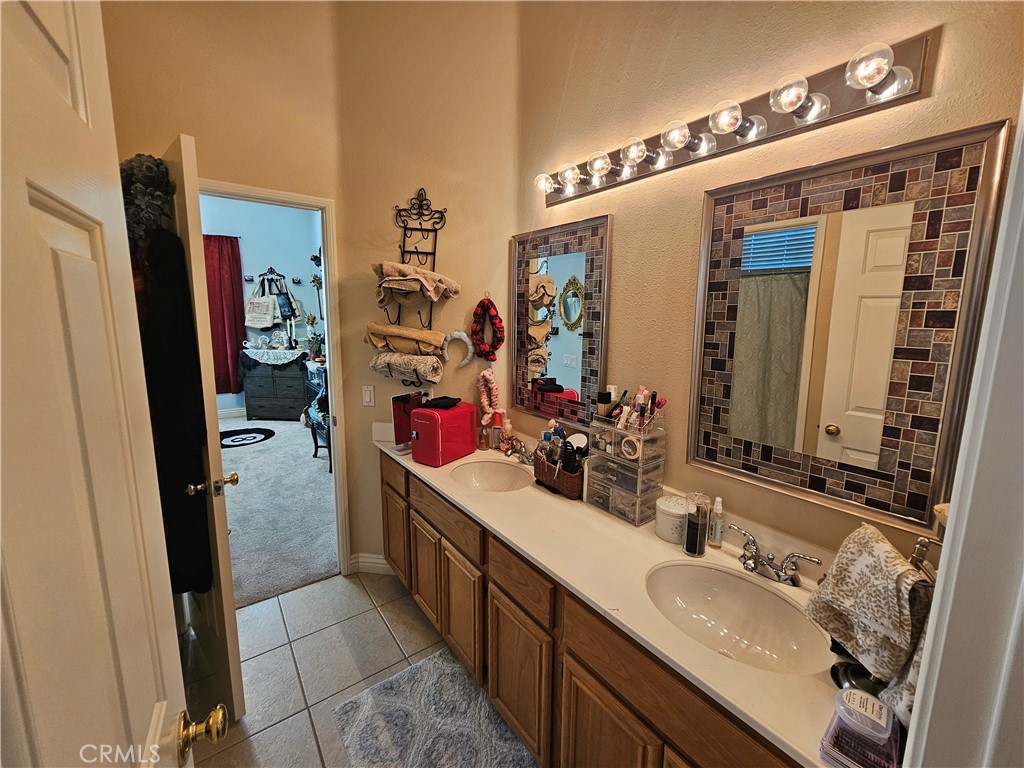 https://media.crmls.org/medias/065c42e9-9d90-487b-abce-8a62816724ae.jpg?preset=X-Large