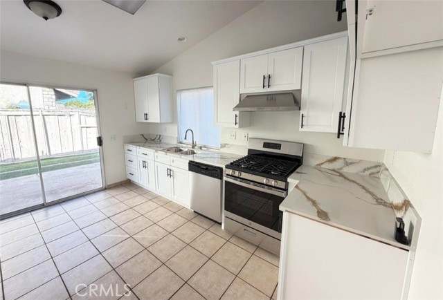 Detail Gallery Image 6 of 12 For 466 Granite View, Perris,  CA 92571 - 4 Beds | 2 Baths