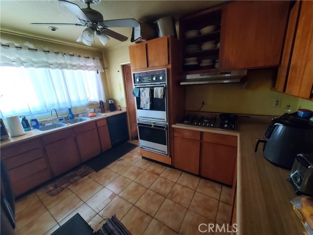 Detail Gallery Image 4 of 18 For 1933 W 43rd Pl, Los Angeles,  CA 90062 - 4 Beds | 2 Baths