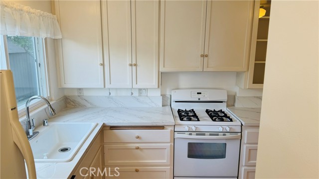 Detail Gallery Image 8 of 21 For 6633 W 87th, Los Angeles,  CA 90045 - 3 Beds | 1 Baths