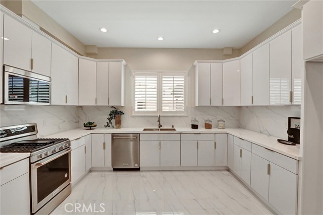 Detail Gallery Image 13 of 59 For 19002 Delaware St, Huntington Beach,  CA 92648 - 6 Beds | 5/1 Baths