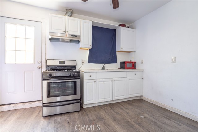 11044 Borden Avenue, Pacoima CA: https://media.crmls.org/medias/06604042-b48a-453f-b3ba-b6c751269144.jpg
