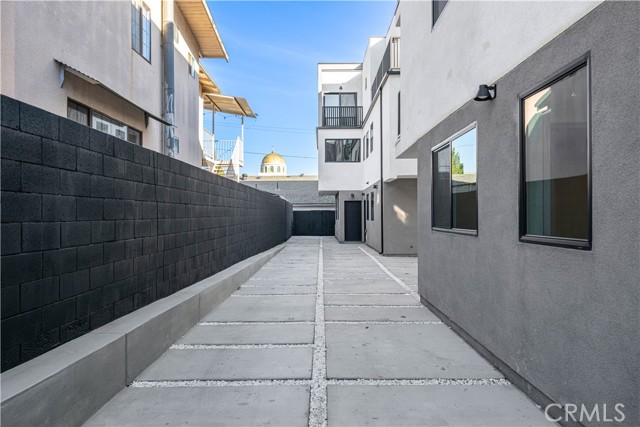 Detail Gallery Image 23 of 36 For 1342 Kingsley #1,  Los Angeles,  CA 90027 - 4 Beds | 4/1 Baths
