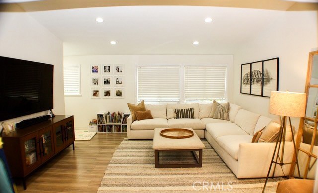 Detail Gallery Image 11 of 25 For 4820 Abbeyville, Woodland Hills,  CA 91364 - 4 Beds | 4 Baths