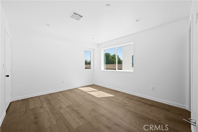 Detail Gallery Image 11 of 20 For 6834 Hazeltine Ave #3,  Van Nuys,  CA 91405 - 3 Beds | 3/1 Baths